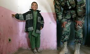 Un pequeño "muyahidin" afgano de 6 años, quien se arrepintió a último momento y no detonó la carga explosiva que llevaba | ARCHIVO